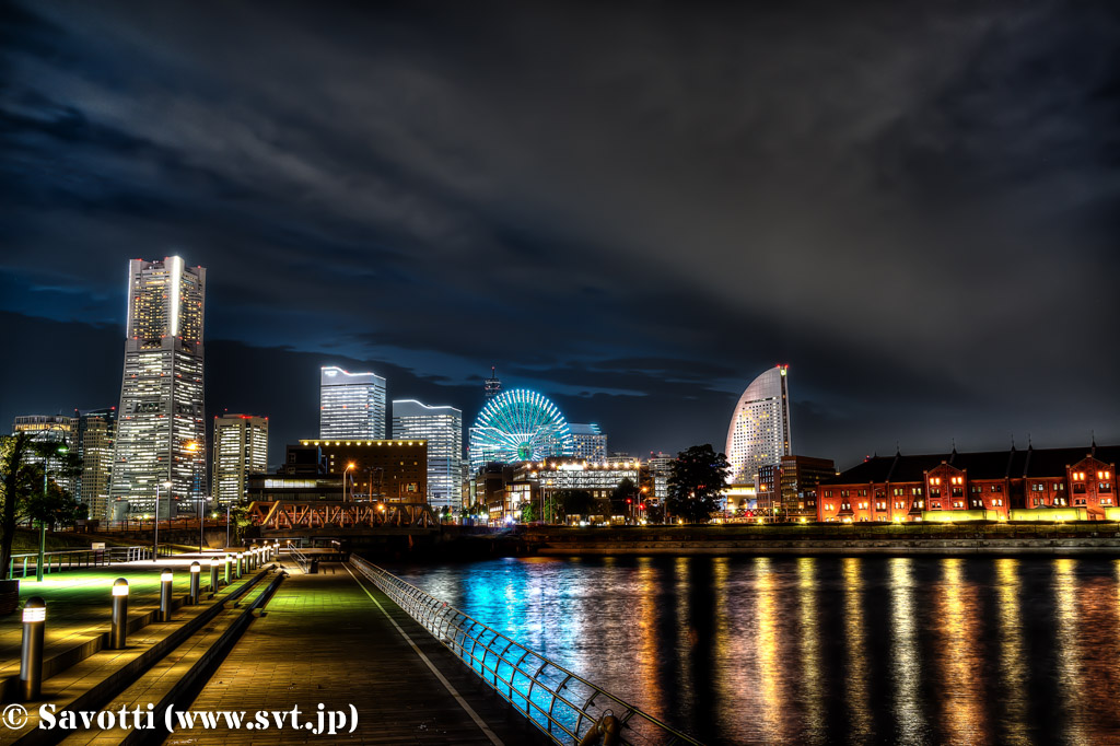 夜景 (神奈川県横浜市中区「象の鼻パーク」 2014年8月7日撮影)